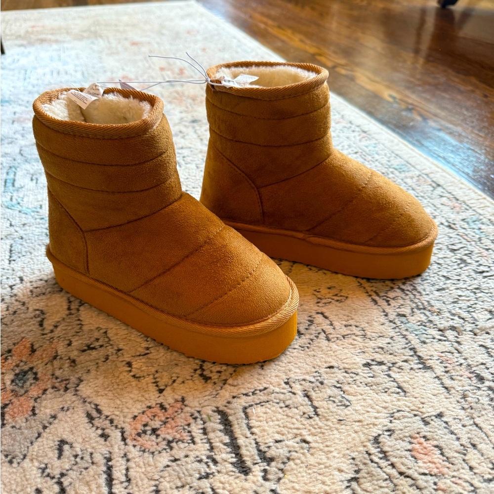 NWT! Adorable slight platform fur lined winter boots!